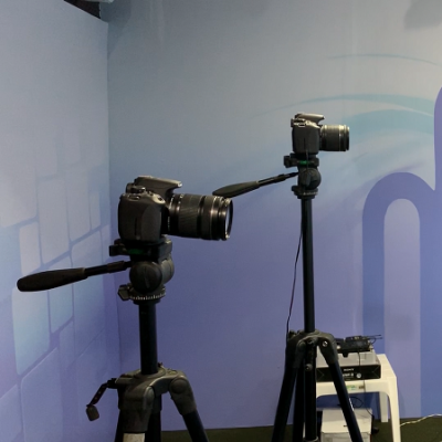 No estúdio de filmagem do Canal dos Concurseiros, contamos com 3 (três) câmeras para gravalção das Videoaulas e de produtos visuais, a exemplo de entrevistas.